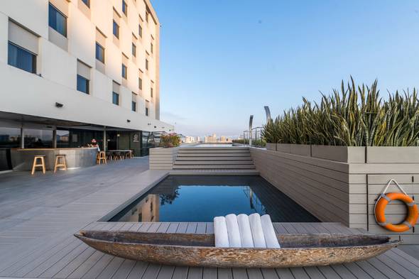 Terraza con piscina  Movich Buró 51 (Barranquilla)